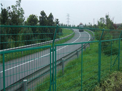 公路護(hù)欄網(wǎng)